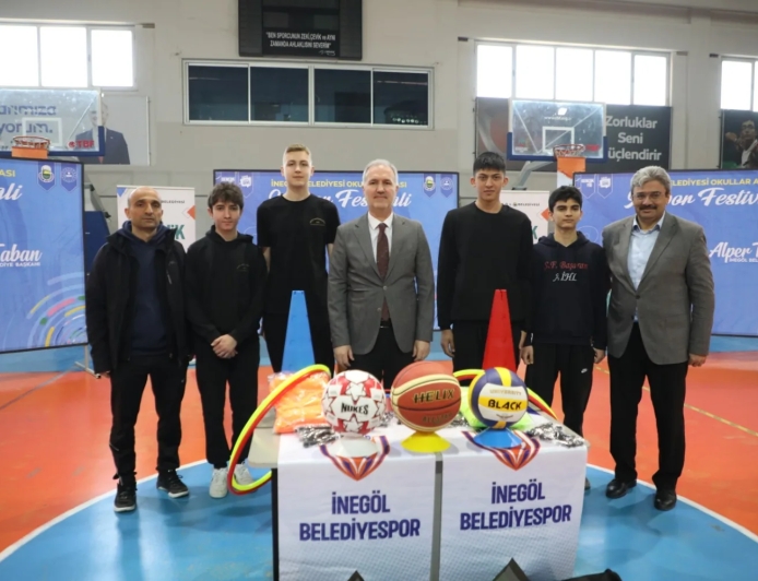 İnegöl Belediyesi’nden 80 Okula 700 Bin Tl’lik Spor Malzemesi Desteği