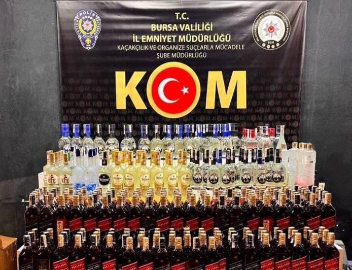 Bursa’da sahte içki operasyonu: 370 şişe sahte içki ve 600 litre etil alkol ele geçirildi