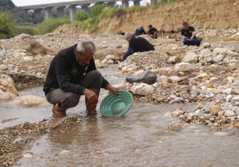 Su geldikçe altın geliyor! Gram gram topluyorlar
