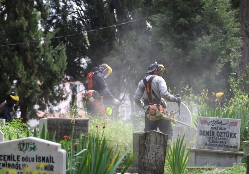 Bursa’da mezarlıklar bayrama hazır