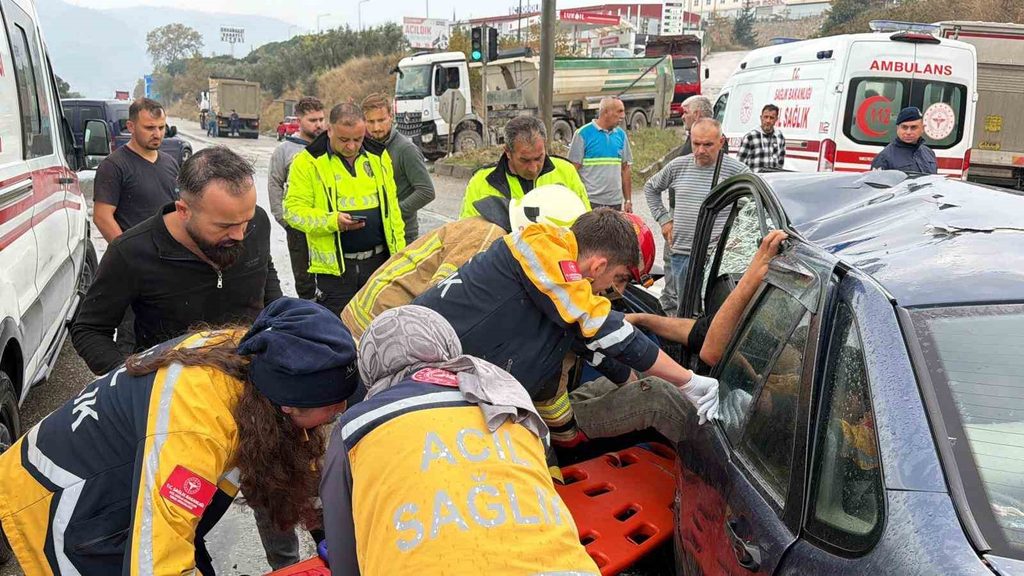 BURSA-YALOVA KARA YOLUNDA KAMYON İLE OTOMOBİL ÇARPIŞTI 2 YARALI - Haber Buysa